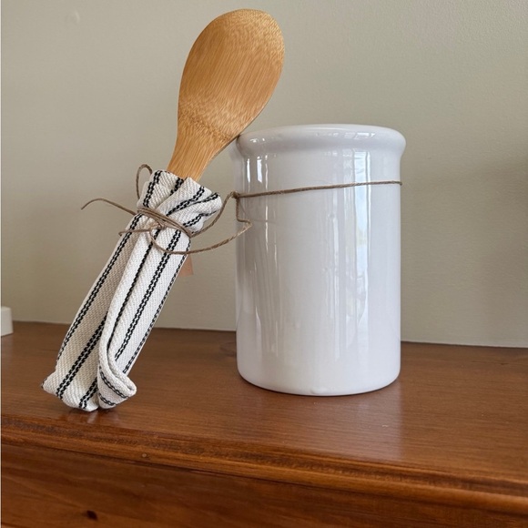 MUDPIE “EVERYTHING BUT THE KITCHEN SINK” TOOL HOLDER / TOWEL SET - Picture 3 of 5